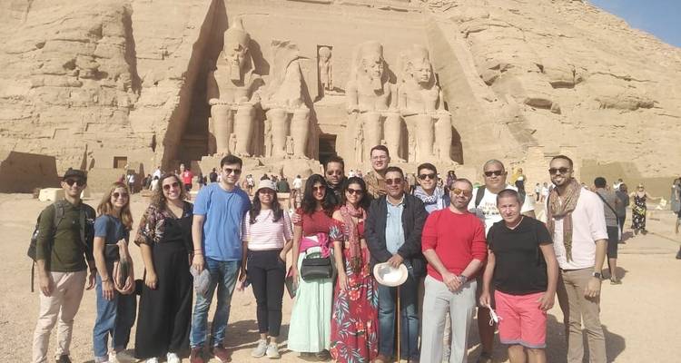 Groupe de touristes devant le temple d'Abou Simbel.