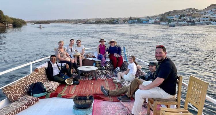 Groupe de personnes se détendant sur un bateau sur le fleuve Nil.