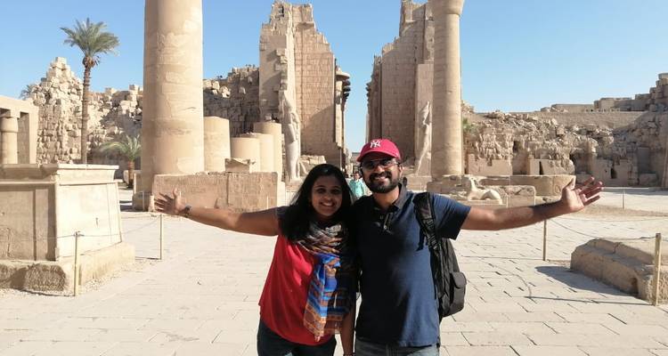 Deux personnes posant dans des ruines antiques.