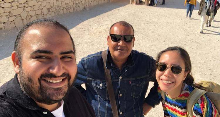 Groupe de personnes prenant un selfie dans une zone désertique.