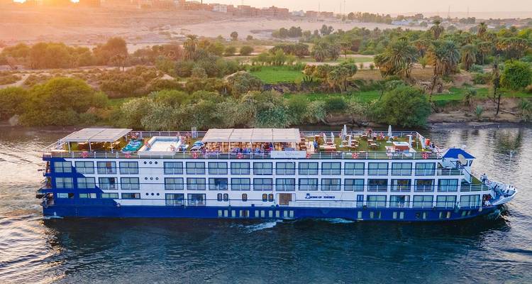 Bateau de croisière sur le fleuve Nil au coucher du soleil.