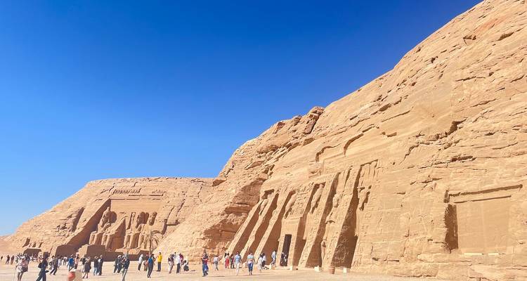 Vue distante d'Abou Simbel avec de grandes foules.