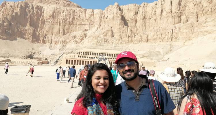 Couple posant devant le temple funéraire d'Hatchepsout.