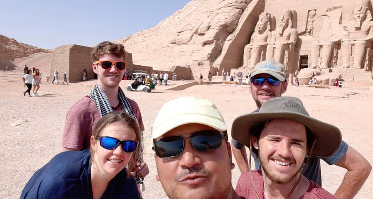 Groupe de voyageurs prenant un selfie devant Abou Simbel.