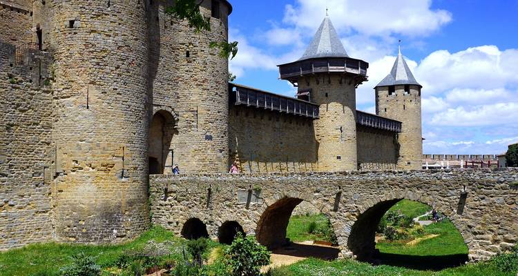 Forteresse médiévale avec tours et un pont de pierre
