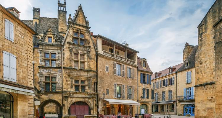 Bâtiments de pierre médiévaux sur une charmante place de ville.