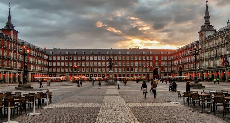 Plaza Mayor in Madrid bei Sonnenuntergang mit spazierenden Menschen