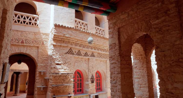 Traditionele Marokkaanse architectuur met ingewikkelde ontwerpen en bogen.