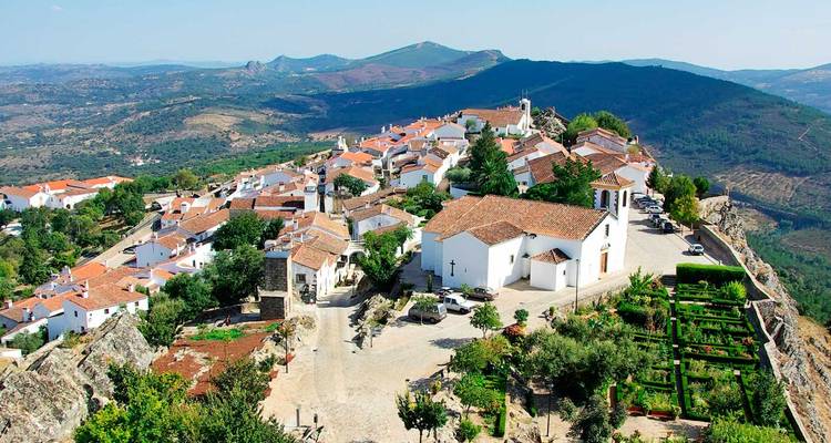 Weiß getünchtes Dorf auf einem Hügel mit malerischer Aussicht.
