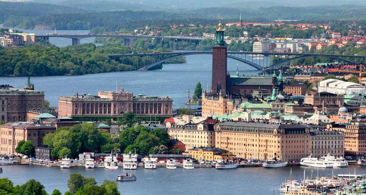 Luftaufnahme von Stockholm mit Rathaus und Wasser