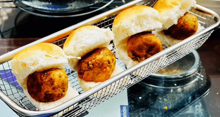 Sandwichs de street food indienne dans un panier.