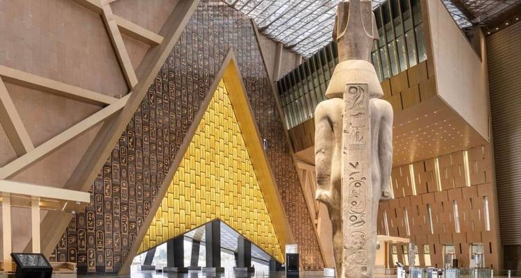 Vue intérieure d'un musée moderne avec des motifs égyptiens traditionnels.