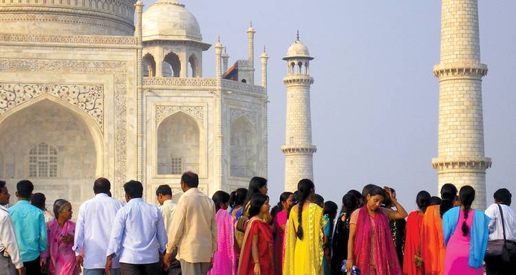 Menigte die de Taj Mahal bezoekt.