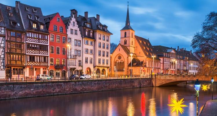 Bâtiments historiques colorés le long d'une rivière au crépuscule