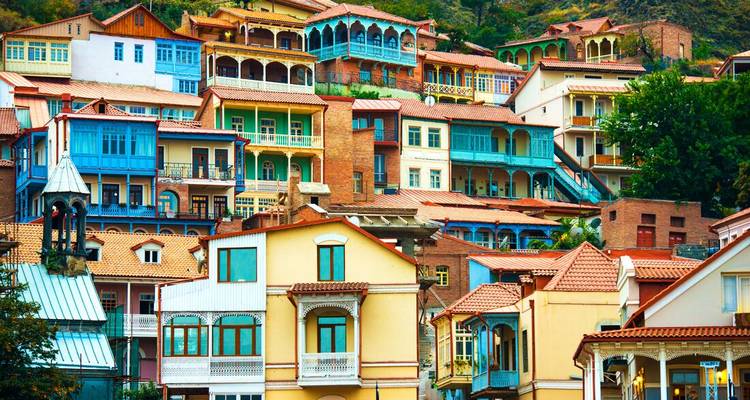 Bunte historische Gebäude an einem Hang.