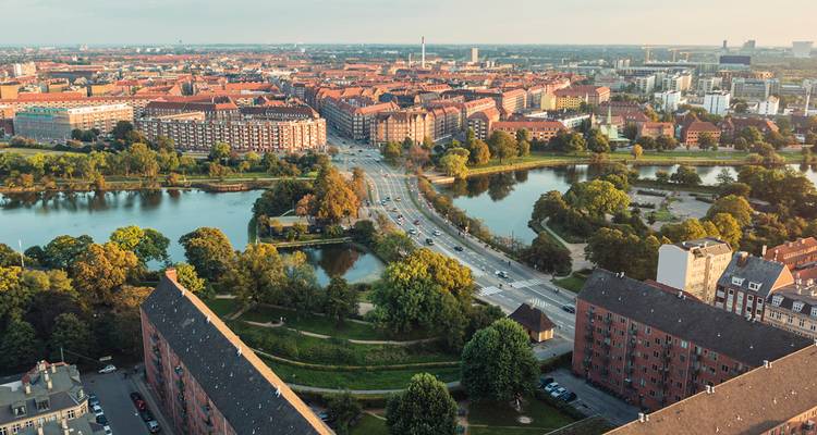 Vue aérienne d'une ville avec des voies navigables et des parcs.