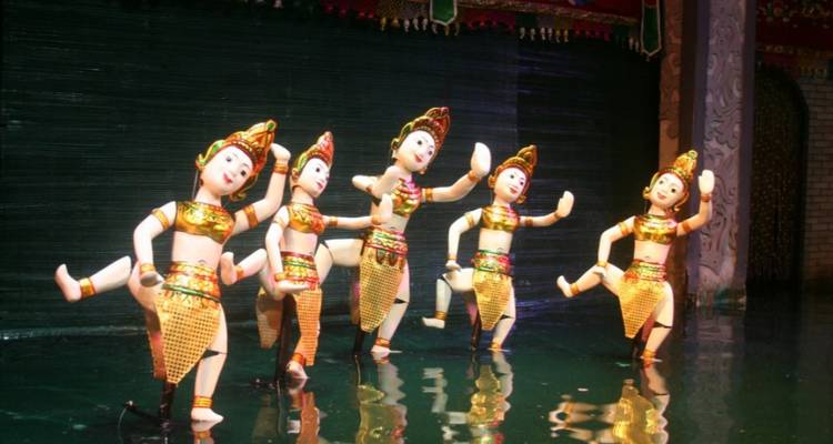 Marionetas tradicionales realizando una danza sobre el agua.
