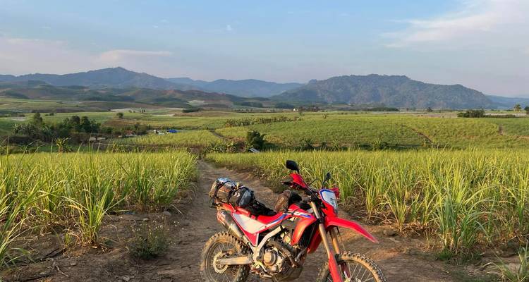 Asombroso viaje en moto por Laos desde Vientiane a Nam Ngum, Thalat, Phou Khao Khouay - VietLong Travel 9