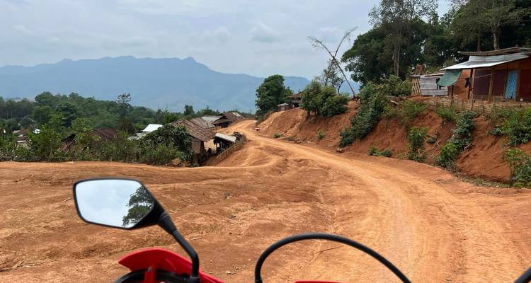 Asombroso viaje en moto por Laos desde Vientiane a Nam Ngum, Thalat, Phou Khao Khouay - VietLong Travel 10
