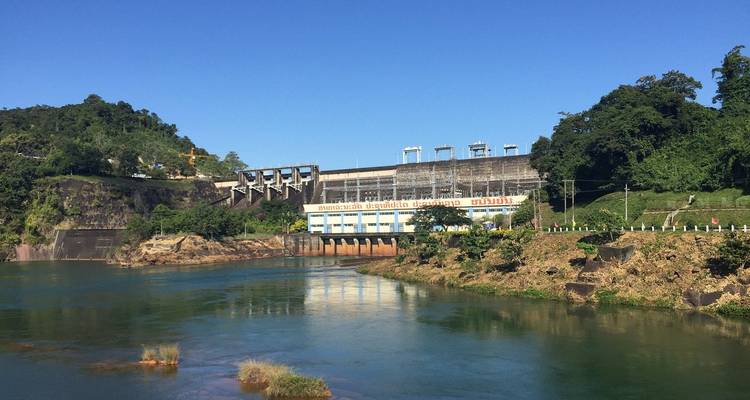Barrage et environnement verdoyant luxuriant.