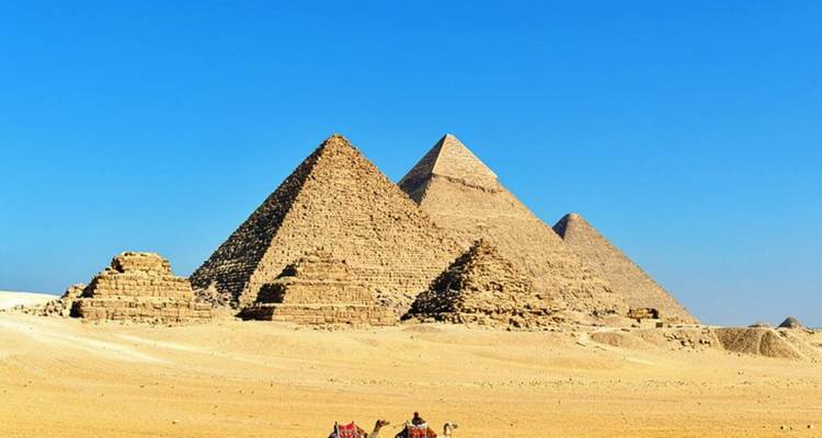 Las Pirámides de Giza en un paisaje desértico.