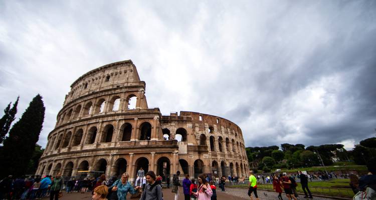 Mensen verzamelden zich buiten het Colosseum in Rome.