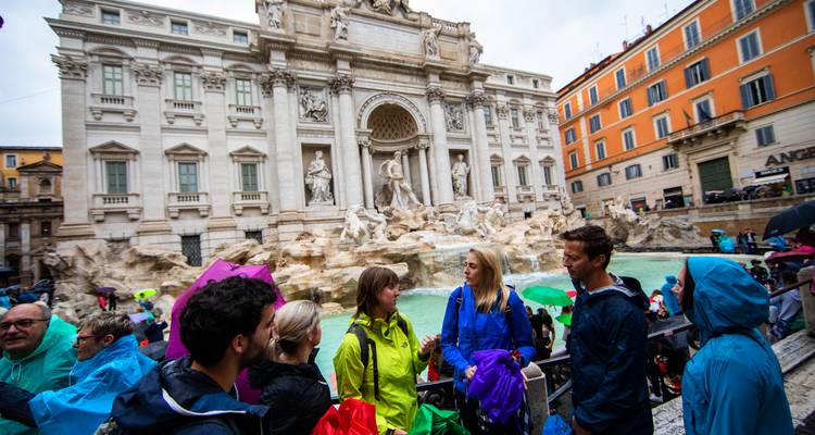 Groep mensen voor de Trevi Fontein.