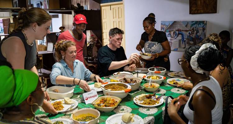 Groep mensen die genieten van een gemeenschappelijke maaltijd aan tafel.