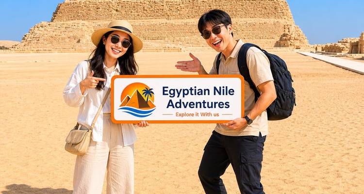 Jóvenes viajeros señalando un cartel rectangular de Egyptian Nile Adventures con la Pirámide Escalonada de Djoser en el fondo arenoso.