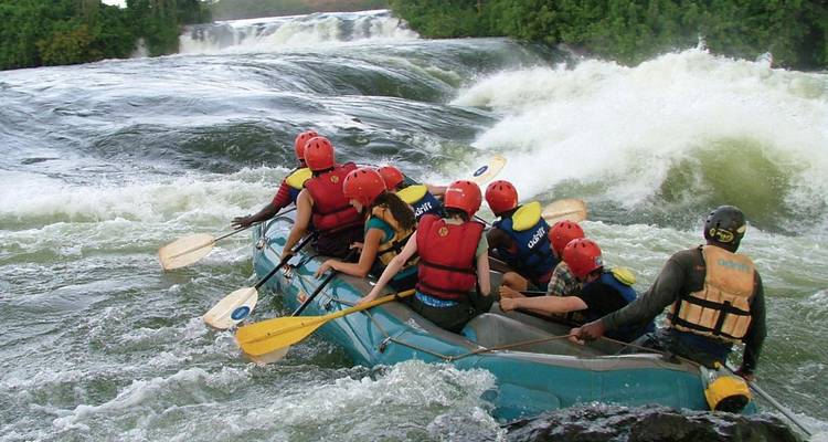 Rafting grupal en un río turbulento.