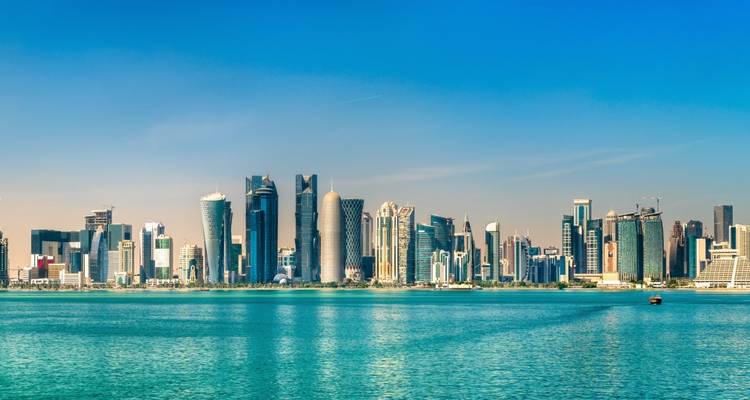 Skyline-Blick auf eine moderne Stadt mit Wolkenkratzern am Meer.