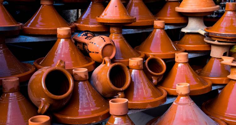 Collection de poteries traditionnelles en argile exposées.