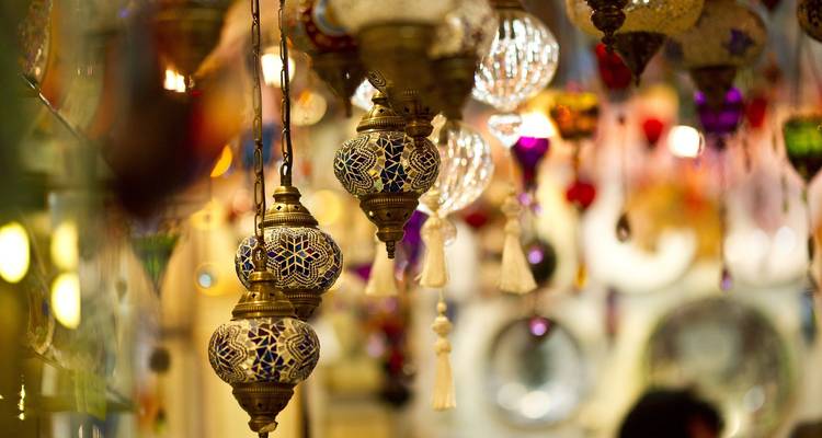 Lámparas de mosaico coloridas colgando en una tienda.