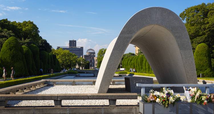 Parc du Mémorial de la Paix avec une vue du dôme d'Hiroshima en arrière-plan.