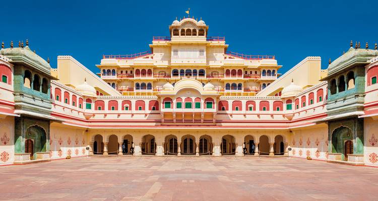 Palais complexe avec de multiples balcons et cours.