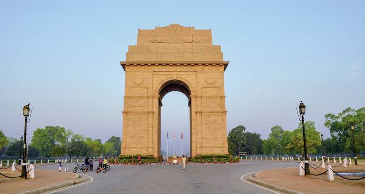 Porte de l'Inde monument dans un espace public avec des visiteurs.
