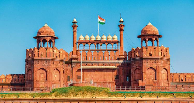 Fort Rouge avec le drapeau indien et un ciel bleu dégagé.