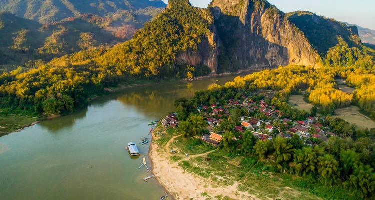 Excursión panorámica en moto por Laos de Luang Prabang a Vang Vieng pasando por cuevas y cascadas - DNQ Travel 4