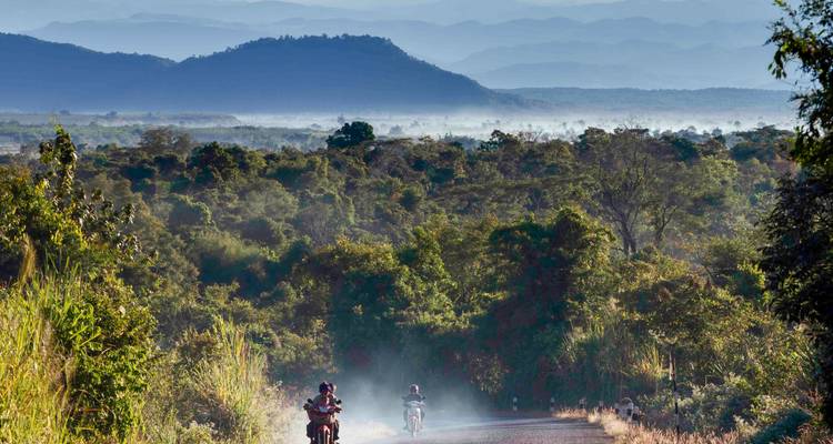 Circuit moto aventureux au Laos : Explorer les montagnes mystiques de Luang Prabang à Vang Vieng - DNQ Travel 1