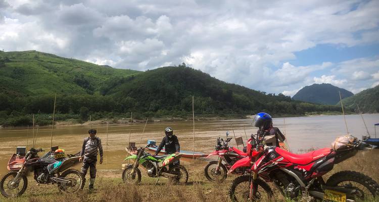 Circuit moto aventureux au Laos : Explorer les montagnes mystiques de Luang Prabang à Vang Vieng - DNQ Travel 2