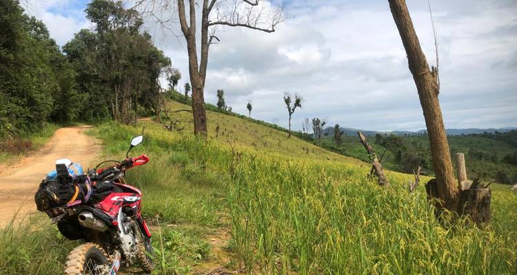 Circuit moto aventureux au Laos : Explorer les montagnes mystiques de Luang Prabang à Vang Vieng - DNQ Travel 4