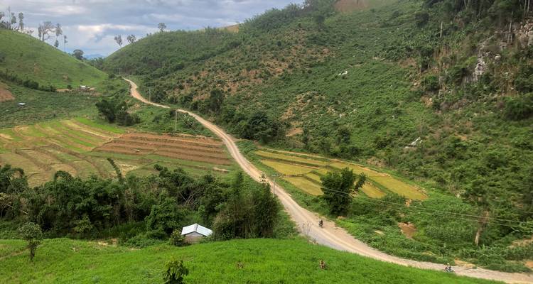 Circuit moto aventureux au Laos : Explorer les montagnes mystiques de Luang Prabang à Vang Vieng - DNQ Travel 7