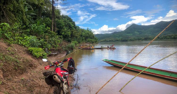 Circuit moto aventureux au Laos : Explorer les montagnes mystiques de Luang Prabang à Vang Vieng - DNQ Travel 9