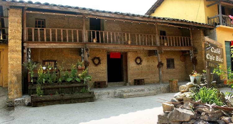 Edificio tradicional de café rústico con construcción de madera y barro.