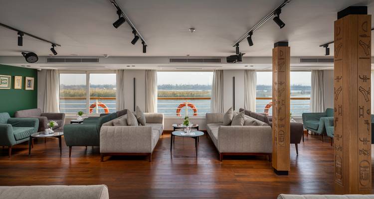 Un salon sur un navire avec vue sur la rivière.