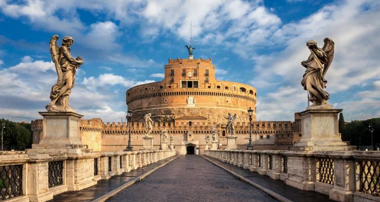 Estatuas y un puente que conduce al Castel Sant'Angelo en Roma.