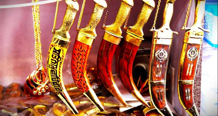 Poignards décoratifs exposés verticalement dans un magasin.