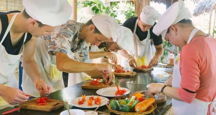 5 Days Hanoi and Halong Bay Tour (private guide & driver） - UME Travel Co. Ltd 10