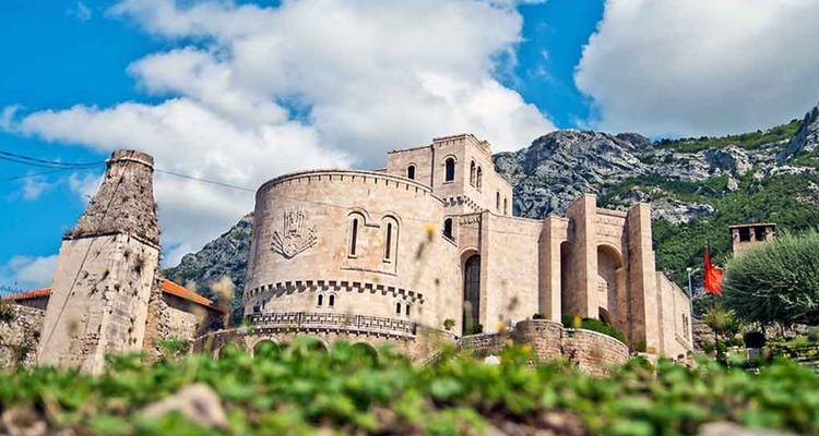 Excursión Privada de un Día a Kruja y la Cueva Sagrada de Sari Salltik - Go as Local  1