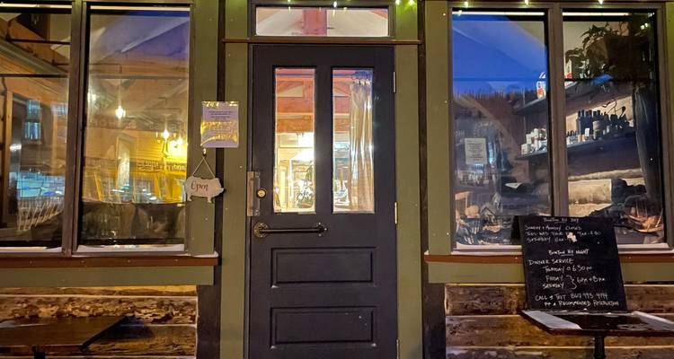 Aurora Wellness Escape: Whitehorse and Dawson City from Vancouver - Landsby 9